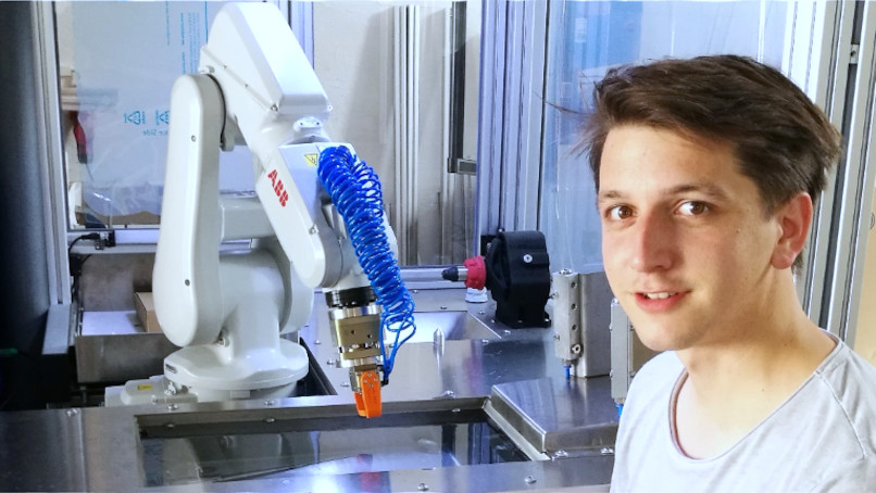 Mitarbeiter an Maschine
